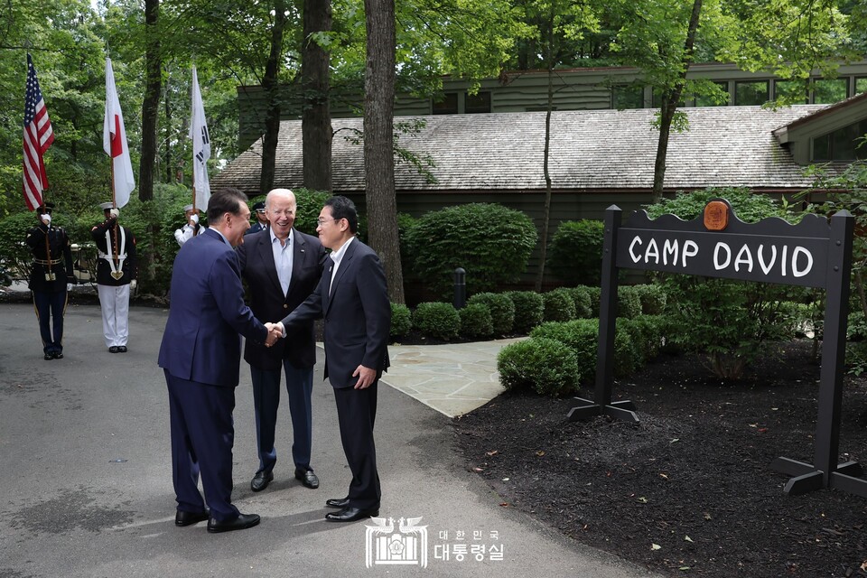 윤석열(왼쪽부터) 대통령이 조 바이든 미국 대통령, 기사다 후미오 일본 총리와 악수하고 있다. (사진제공=대통령실)
