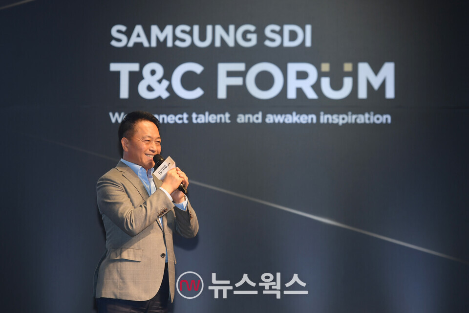 삼성SDI가 18일에 개최한 '2023 테크 & 커리어 포럼'에서 최윤호 사장이 환영사를 하고 있다. (사진제공=삼성SDI)
