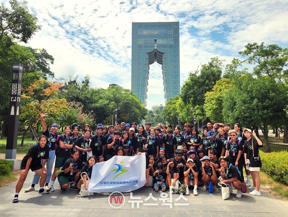 지난 15일 경주엑스포대공원을 찾은 대만 잼버리 대원들이 경주타워를 배경으로 기념사진을 찍고 있다. (사진제공=경주시)