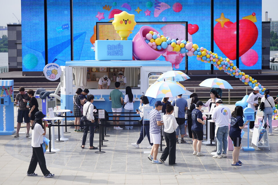 지난 20일 시민들이 삼성생명 '아이스크림 트럭 이벤트'에 참여하고 있다. (사진제공=삼성생명)