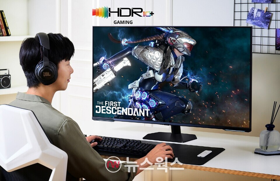삼성전자 모델이 'HDR10+ GAMING' 기술이 적용된 퍼스트 디센던트 게임 콘텐츠를 체험하고 있다. (사진제공=삼성전자)