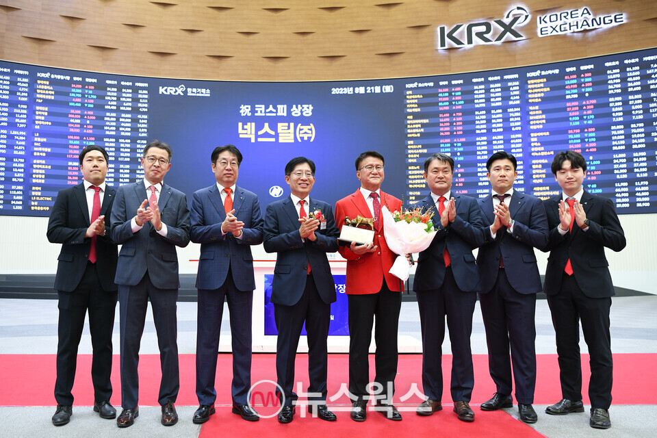 21일 강성묵(왼쪽에서 네 번째) 하나증권 대표와 홍성만(왼쪽에서 다섯 번쨰) 넥스틸 대표가 한국거래소에서 열린 넥스틸 코스피시장 상장기념식에서 기념 촬영하고 있다. (사진제공=하나증권)