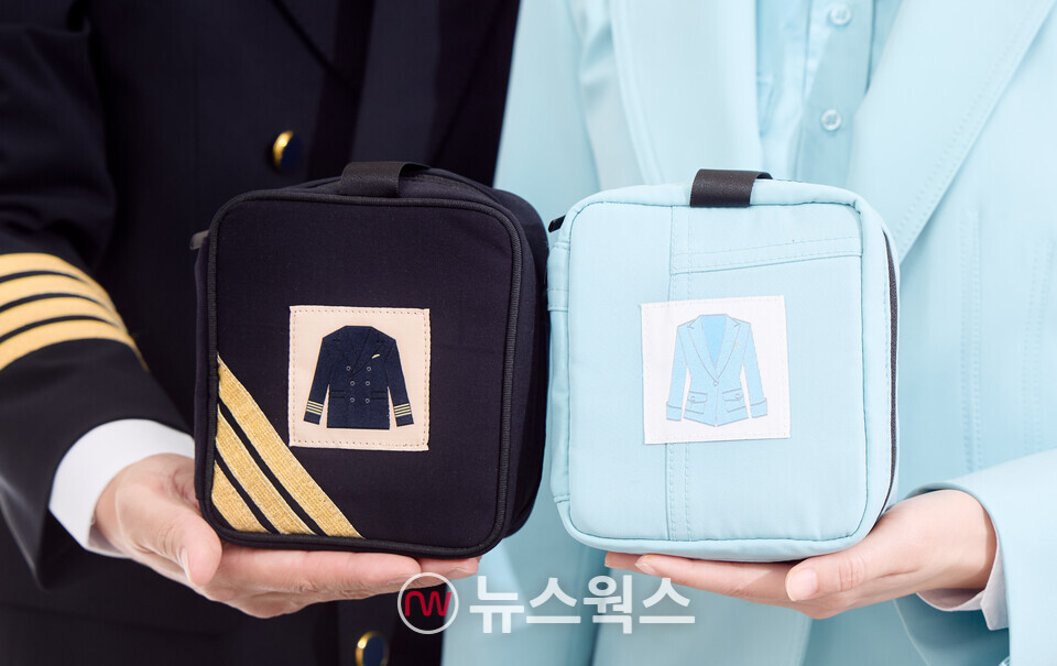 대한항공 운항승무원과 객실승무원이 반납한 유니폼을 활용해 제작한 의약품 파우치. (사진제공=대한항공)