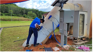 자인테크놀로지의 직원이 설치된 태양광 기반 정수장 유입관로 유량측정 설비를 점검하고 있다. (사진제공=자인테크놀로지)