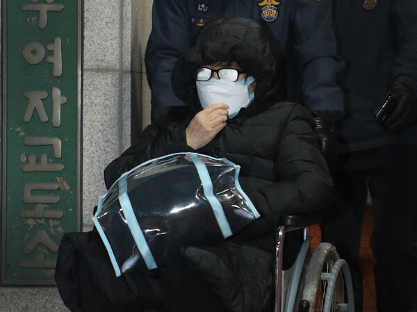 국정농단 사건으로 수감 중인 최서원(66) 씨가 지난해 12월 26일 충북 청주여자교도소에서 나와 휠체어를 타고 이동하고 있다. (사진=뉴스1)