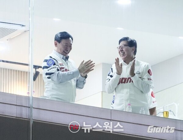 지난 6월 13일 부산 사직야구장에서 열린 2023 KBO리그 롯데자이언츠와 한화이글스의 경기에서 신동빈 롯데 구단주와 박형준 부산 시장이 경기를 관전하고 있다. (사진제공=롯데자이언츠)