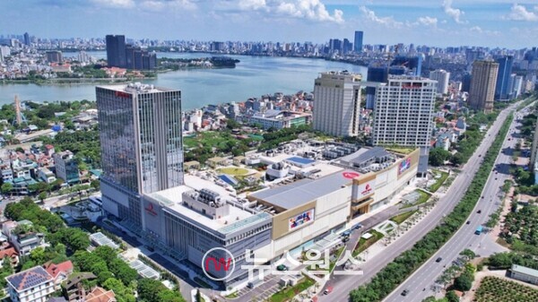 베트남 하노이 떠이호 신도시에 조성한 ‘롯데몰 웨스트레이크 하노이’ 전경. (사진제공=롯데쇼핑)