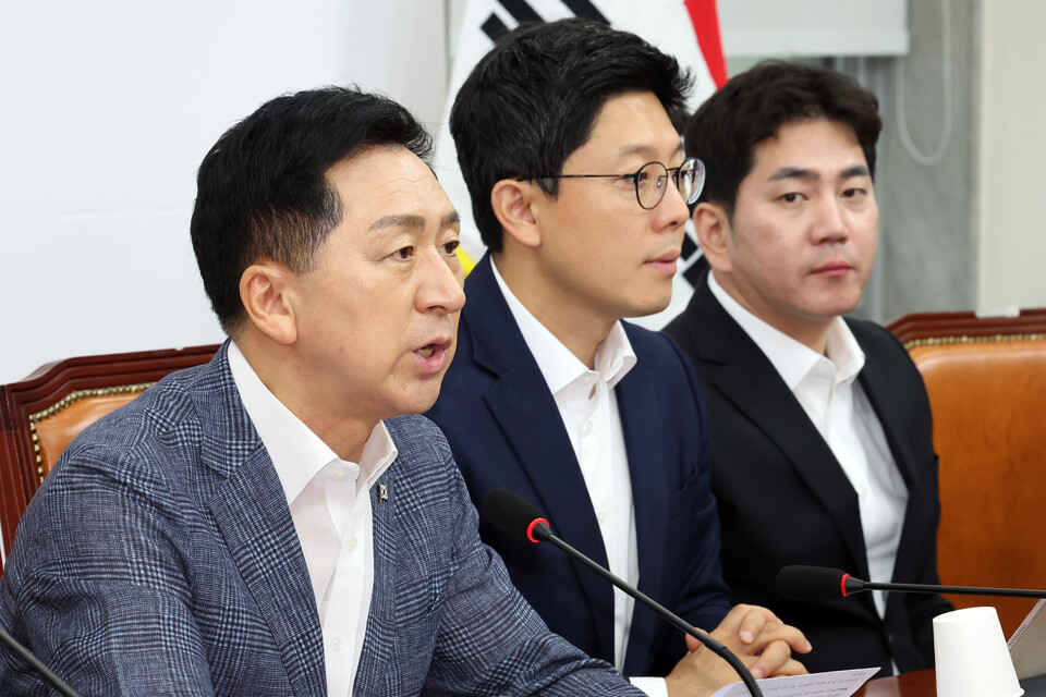 김기현(왼쪽) 국민의힘 대표가 28일 국회에서 열린 최고위원회의에서 모두발언을 하고 있다. (사진=뉴스1)