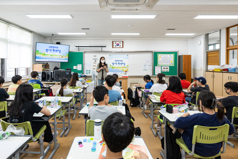 지난 상반기 서울시 서초구 소재 서일초등학교에서 열린 '빛나는 환경교실'에서 학생들이 수업을 듣고 있다. (사진제공=신한라이프)