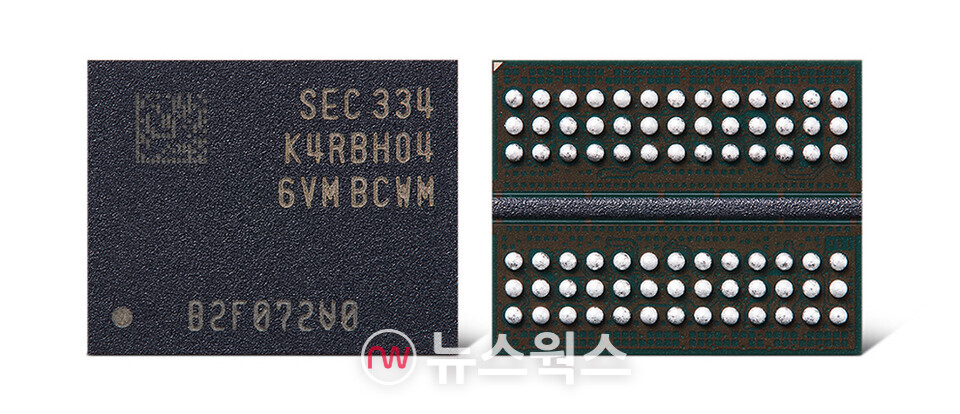 삼성전자가 개발에 성공한 업계 첫 12나노급 32Gb DDR5 D램. (사진제공=삼성전자)