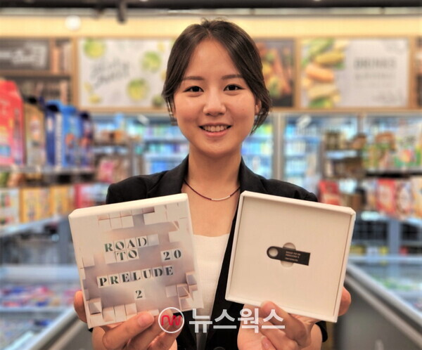 서울 성동구에 위치한 이마트24 매장에서 모델이 조용필 한정판 USB 음반 상품을 선보이고 있다. (사진제공=이마트24)