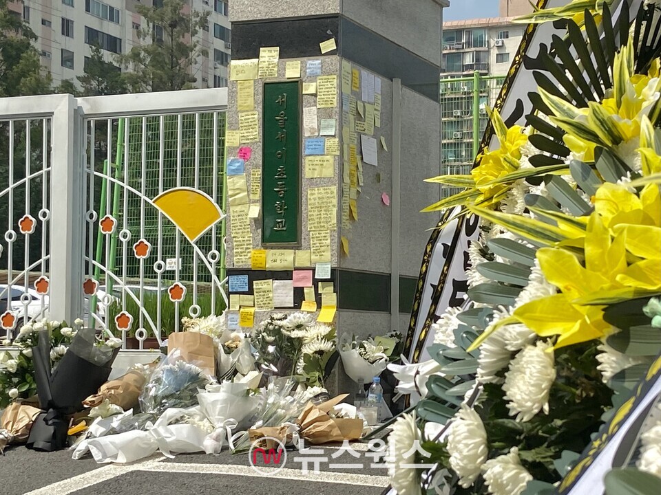 지난 7월 20일 오전 서울 서초구 서이초 앞에 전국 교사들이 보내온 화환과 추모 메시지가 가득 놓여 있다. (사진=정민서 기자)