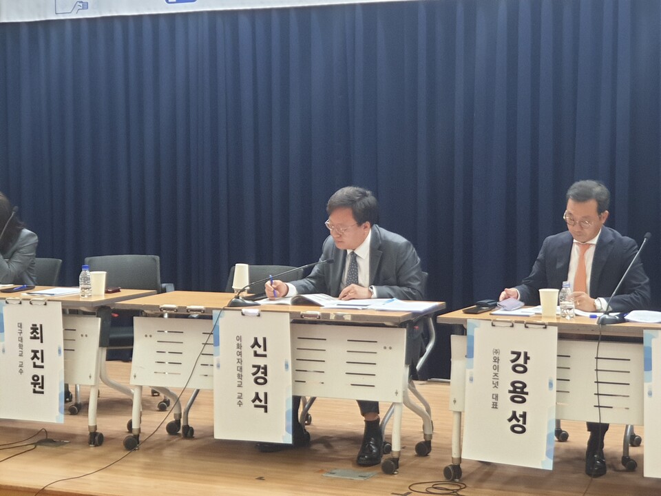 신경식(왼쪽부터) 한국빅데이터학회장(이화여대 교수)과 강용성 와이즈넛 대표가 5일 토론회에서 자료를 살펴보고 있다. (사진=원성훈 기자)