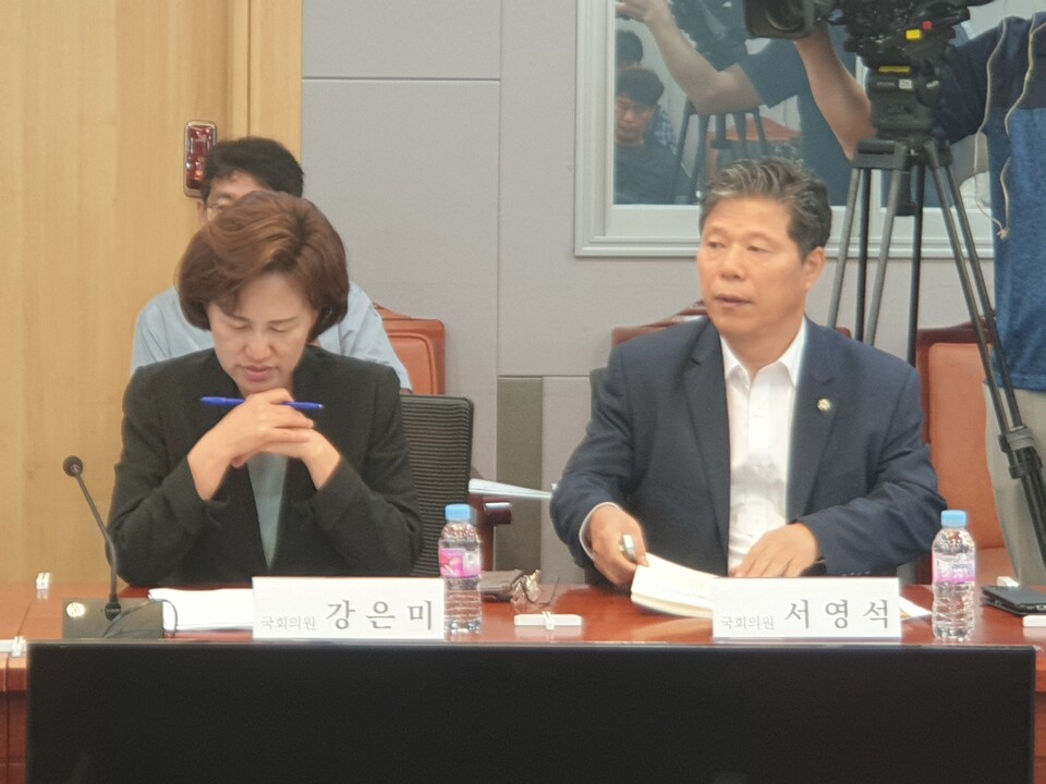 강은미(왼쪽) 정의당 의원과 서영석 국민의힘 의원이 6일 토론회에서 자료를 살펴보고 있다. (사진=원성훈 기자)