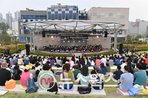 성남시 시립교향악단이 야외무대에서 뮤직 페스티벌 공연으로 시민들과 만나고 있다.(사진제공=성남시)