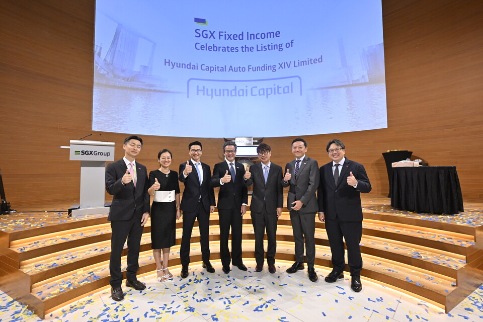 정태문(왼쪽부터) MUFG APAC 유동화총괄, 이현정 현대캐피탈 해외펀딩팀장, 사이몬 옹 DBS 금융기관부 그룹장, 매튜 송 SGX그룹 캐피탈마켓, 글로벌 세일즈 및 영업본부 공동대표, 이형석 현대캐피탈 최고재무책임자(CFO), 와타나베 카즈후미 MUFG APAC 투자금융본부대표, 티엔-안 림 DBS 해외사업본부 그룹장, 콜린 첸 DBS 구조화금융본부 그룹장이 7일 싱가포르 거래소에서 열린 '아시아 채권 활성화 프로그램' 기념행사에서 기념촬영을 하고 있다. (사진제공=현대캐피탈)