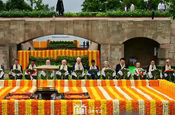 윤석열 대통령이 10일(현지시간) 인도 뉴델리 간디 추모공원에서 주요 20개국(G20) 정상들과 함께 헌화하고 있다. (사진제공=대통령실)
