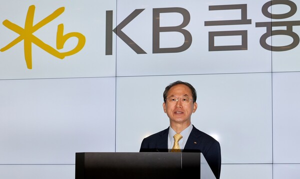 KB금융지주 차기 회장 최종 후보자로 선정된 양종희 부회장이 11일 오전 서울 여의도 KB국민은행 본점 1층에서 약식 인터뷰를 하고 있다. (사진=뉴스1)