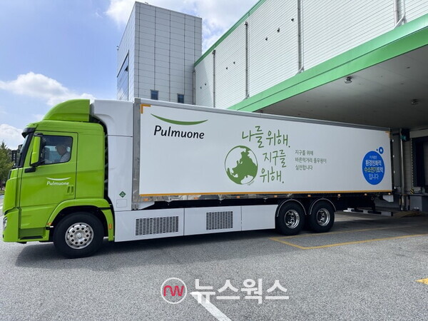 풀무원은 수소 전기트럭을 제품 운송에 도입해 탄소 배출 절감에 나선다. (사진제공=풀무원)