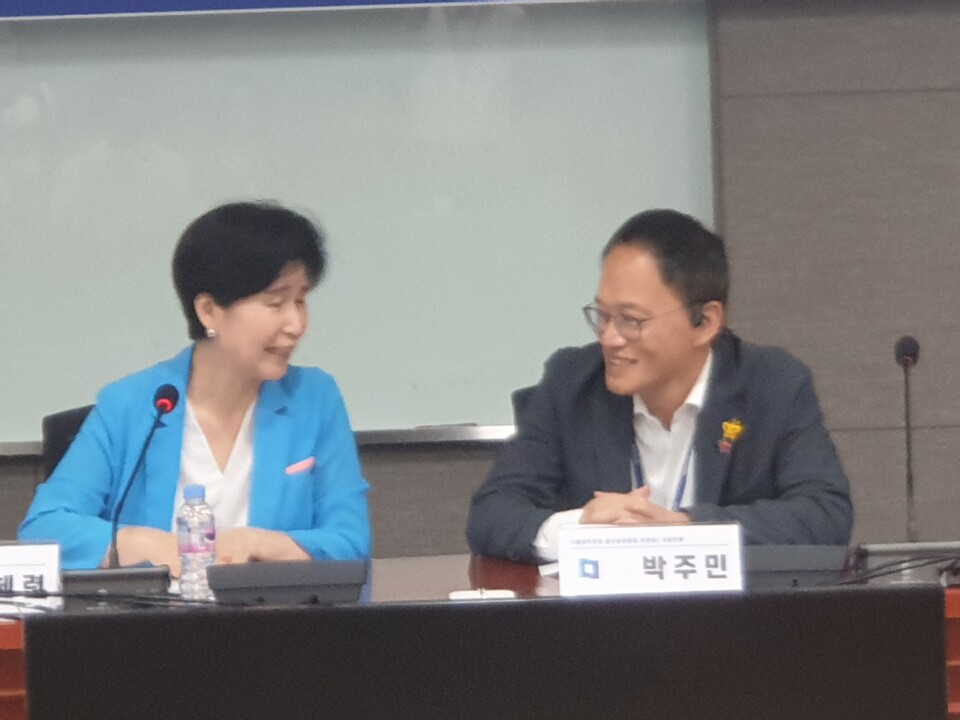 백혜련 국회 정무위원장과  박주민 더불어민주당 의원이 11일 간담회에서 대화를 나누고 있다. (사진=원성훈 기자)