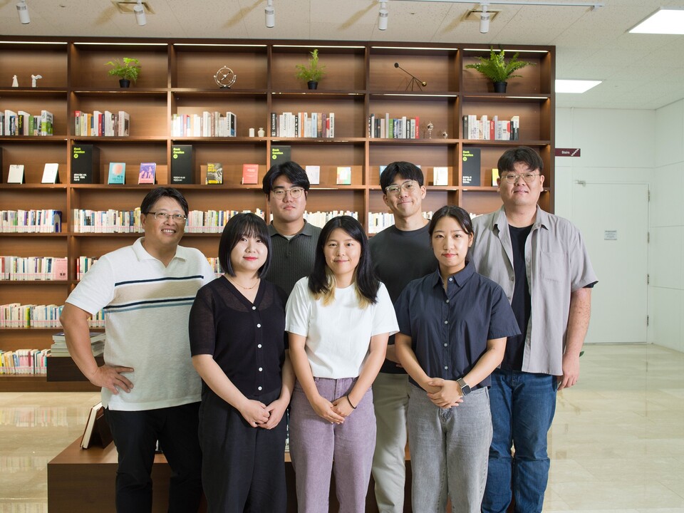유자형(왼쪽부터) 교수 김상필·김도현·홍성호 연구원,  심유정(아랫줄 왼쪽부터)··이재은·박가은 연구원 (사진제공=UNIST)