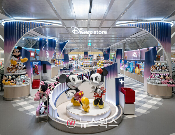 현대백화점이 더현대 서울에 국내 두 번째 디즈니 스토어 매장을 선보인다. (사진제공=현대백화점)