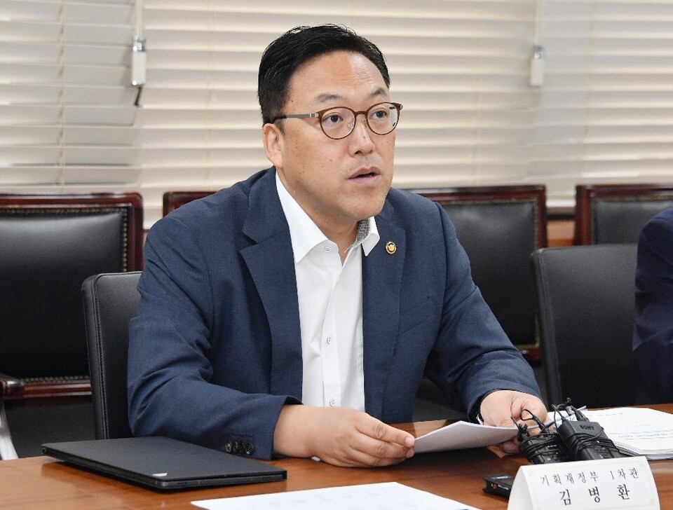 김병환 기획재정부 차관이 13일 정부서울청사에서 열린 '제9차 일자리TF 회의'를 주재하고 있다. (사진제공=기획재정부)
