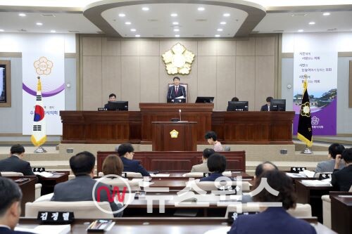 김기정 의장이 제377회 임시회 페회를 선언하고 있다. (사진제공=수원시의회)