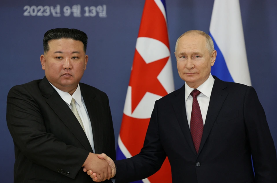 지난 9월 13일 김정은 북한 국무위원장과 푸틴 러시아 대통령이 만나 악수하고 있다. (사진=콤소몰스카야프라우다 캡처)
