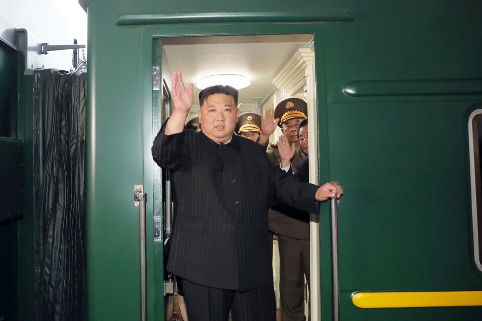10일 평양에서 전용열차에 탑승한 김정은 북한 국무위원장이 손을 들어 인사하고 있다. (사진=평양 노동신문/뉴스1)