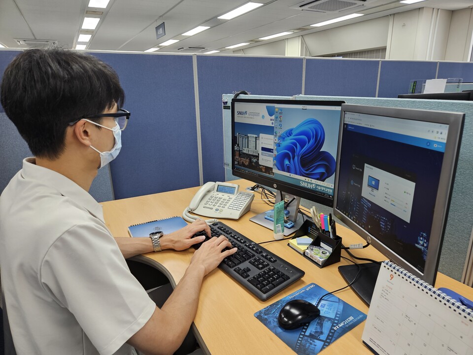 서울대병원 직원이 SK브로드밴드 'Cloud X'를 사용하고 있다. (사진제공=SK브로드밴드)