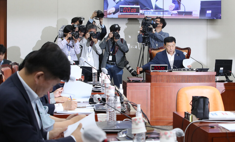 김철민 국회 교육위원장이 15일 국회에서 열린 '교육위원회 전체회의'에서 의사봉을 두드리고 있다. (사진=뉴스1)