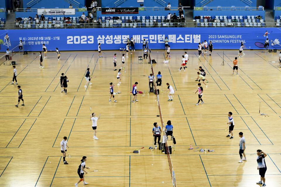 지난 16부터 17일까지 인천 남동체육관에서 열린 '2023 삼성생명 배드민턴 페스티벌'에서 참가자들이 실력을 겨루고 있다. (사진제공=삼성생명)
