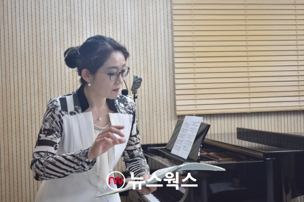김민정 피아니스트가 '피아니아 콘서바토리'(피아니스트를 위한 인생학교)속에서 줌(ZOOM)을 통해 레슨을 하고 있다. (사진제공=김민정 교수)