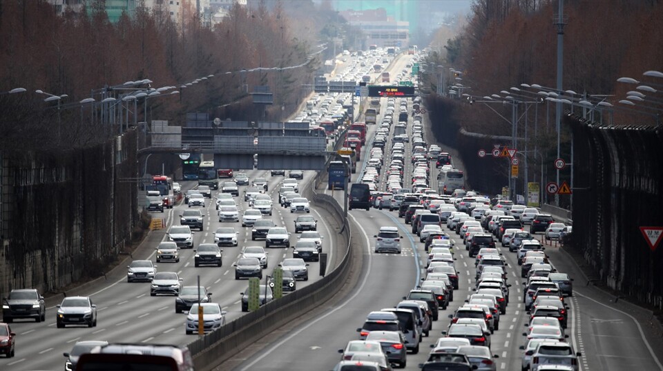 서울 서초구 경부고속도로 잠원IC 부근이 귀성 차량들로 정체를 빚고 있다. (사진=뉴스1)