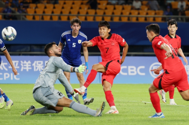 한국 남자축구 대표팀이 조별리그 첫경기에서 쿠웨이트를 9대 0으로 이겼다. 정우영이 후반 3분 추가골을 성공시키며 해트트릭을 완성하고 있다. (사진=뉴스1)