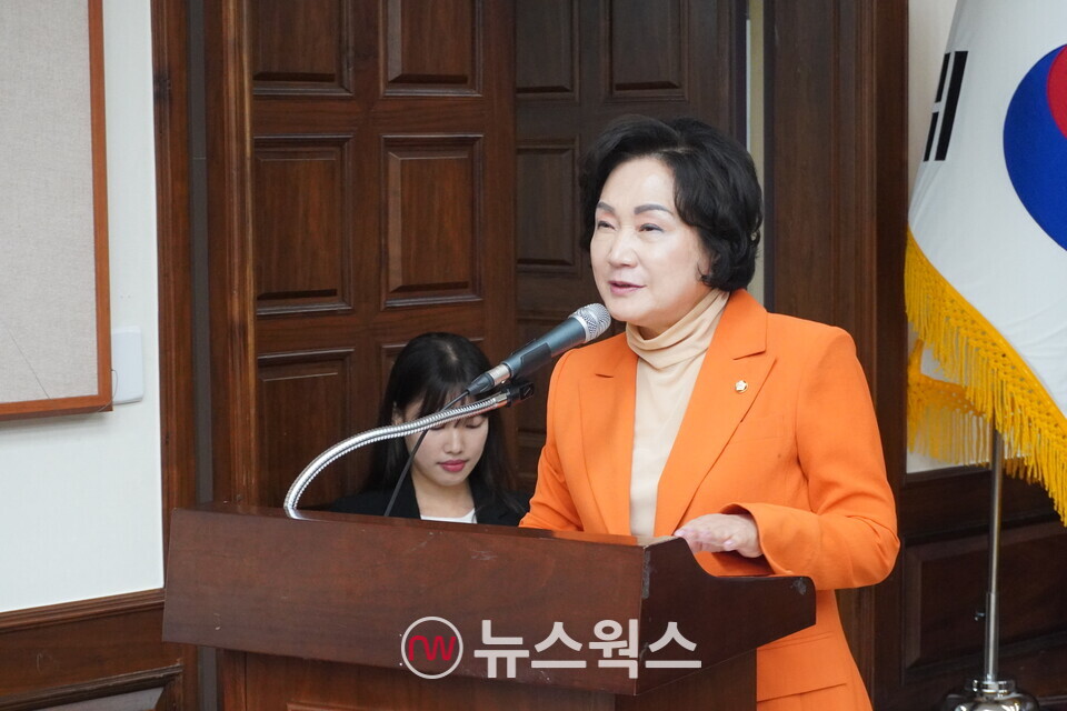 토론회를 주최한 조명희 국민의힘 국회의원이 개회사를 하고 있다. (사진=이한익 기자)