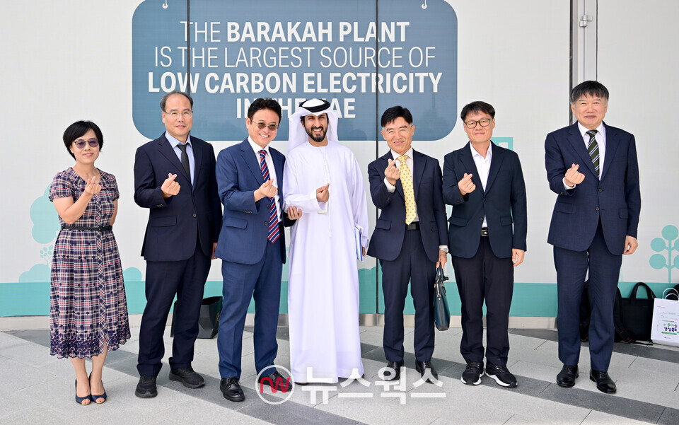 이철우(왼쪽 세 번째)경북도지사가 UAE_원전기업_에넥(ENEC)을 방문해 투자협력 방안을 논의하고 참석자들과 기념촬영을 하고 있다. (사진제공=경북도)