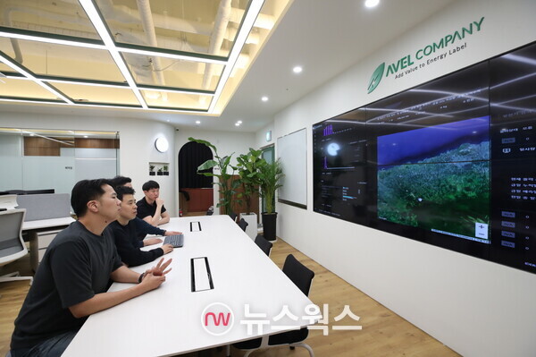LG에너지솔루션 AVEL 임직원들이 제주도 사무실에서 재생에너지 발전량 예측 모니터링을 하고 있다. (사진제공=LG에너지솔루션)