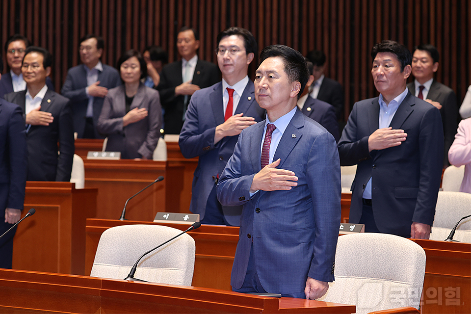21일 국회 예결위회의장에서 열린 국민의힘 의원 총회에서 김기현(앞줄 오른쪽 첫번째) 대표 등이 국기에 대한 경례를 하고 있다. (사진제공=국민의힘)