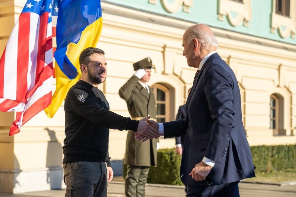 지난 2월 20일 젤렌스키(왼쪽) 우크라이나 대통령이 우크라이나를 방문한 조 바이든 미국 대통령과 악수하고 있다. (사진=백악관 인스타그램 캡처)