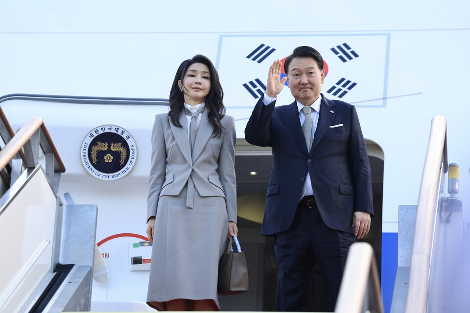 윤석열 대통령과 김건희 여사가 지난 18일 미국 뉴욕에서 열리는 제78차 유엔(UN)총회 고위급 회기 참석을 위해 성남 서울공항에서 출국 전 전용기인 공군 1호기에 올라 인사하고 있다. (사진제공=대통령실)