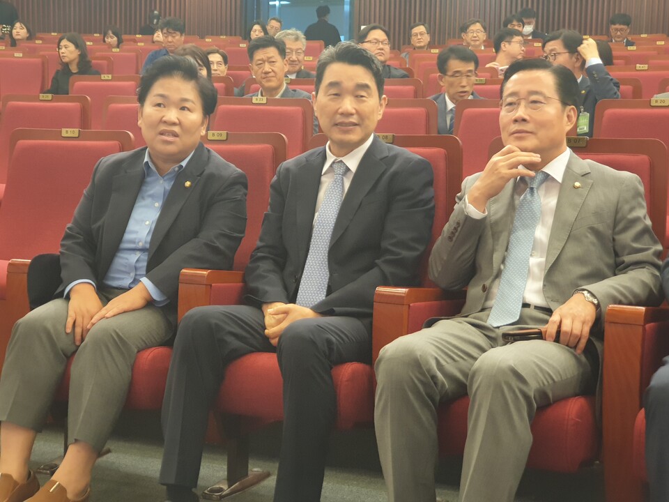 문정복(왼쪽부터) 의원과 이주호 교육부장관, 이태규 의원이 22일 토론회에 나란히 앉아 있다. (사진=원성훈 기자)