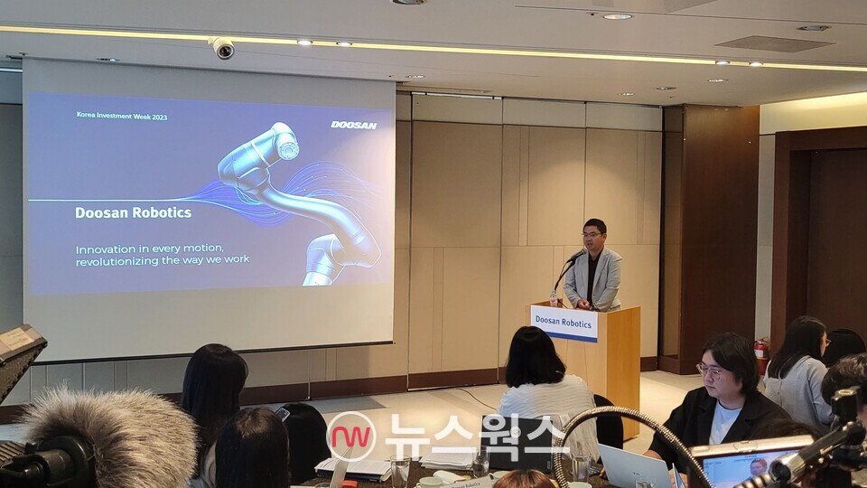 지난 14일 류정훈 두산로보틱스 대표가 여의도 63스퀘어에서 열린 IPO 기자간담회에서 발표하고 있다. (사진제공=두산로보틱스)