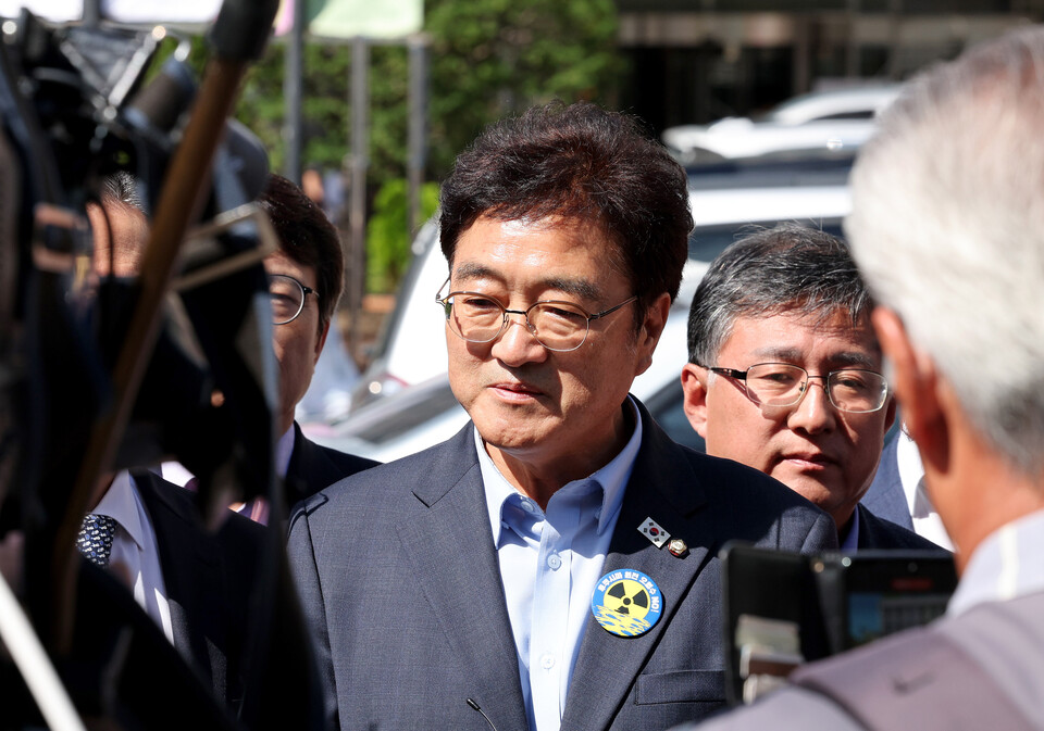 우원식 더불어민주당 의원이 22일 서울 중랑구 녹색병원을 찾아 이재명 대표와 면담을 마친 뒤 취재진 질문에 답변하고 있다. (사진=뉴스1)