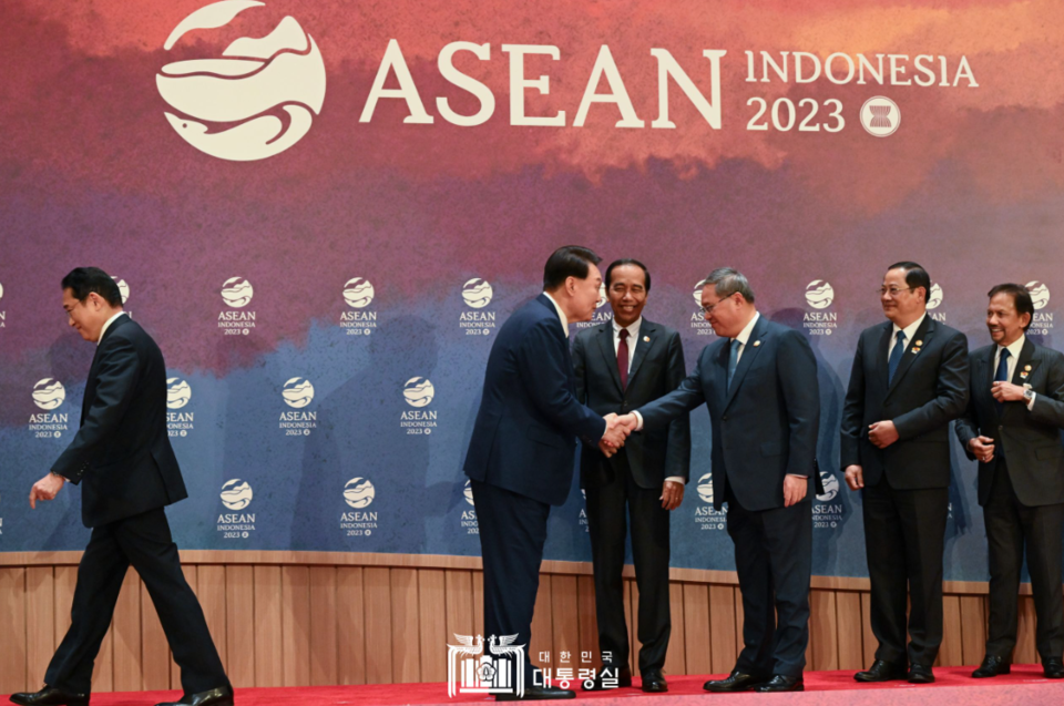 윤석열(왼쪽 두 번째) 대통령이 지난 6일 인도네시아(현지시간) 자카르타 컨벤션 센터(JCC)에서 열린 '아세안+3(한중일) 정상회의'에서 리창 중국 총리와 악수하고 있다. 기시다 후미오(왼쪽) 일본 총리는 걸어나가고 있다. (사진제공=대통령실)