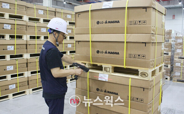인천 서구에 위치한 LG전자 인천캠퍼스 LG마그나 이파워트레인 생산라인에서 LG마그나 직원이 전장 부품의 품질 검사를 실시하고 있다. (사진제공=LG전자)