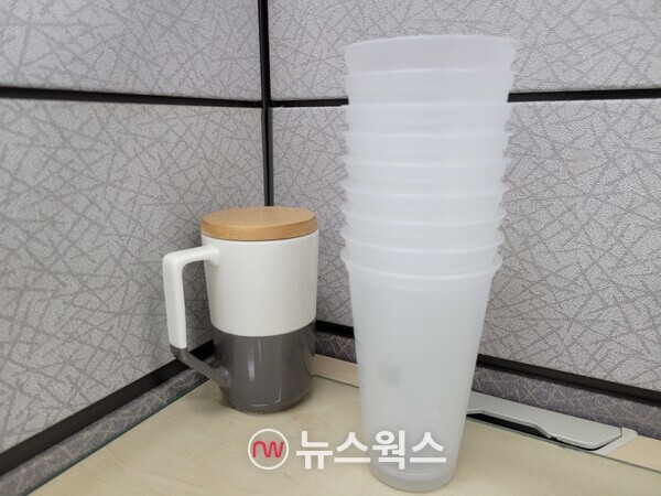 리유저블 컵이 수거되지 않고 쌓여있다. (사진=정민서 기자)