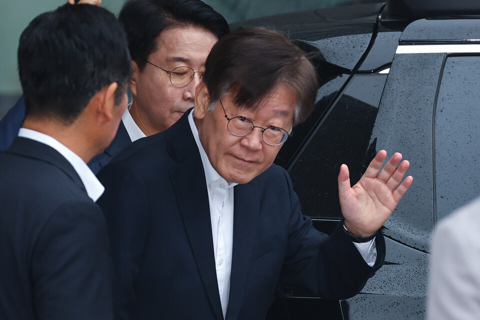이재명 민주당 대표가 지난 26일 서울 중랑구 녹색병원을 나서 서울 서초동 법원으로 향하기 직전에 자신의 지지자들에게 인사를 하고 있다. (사진=뉴스1)