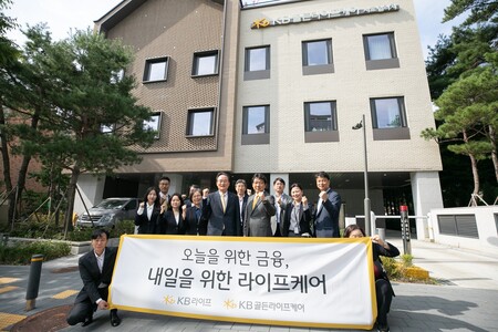 이환주(중앙 좌측) KB라이프생명 대표이사 사장과 전영산(중앙 우측) KB골든라이프케어 대표이사가 4일 KB골든라이프케어 서초빌리지에서 임직원들과 함께 기념사진을 촬영하고 있다. (사진제공=KB라이프생명)